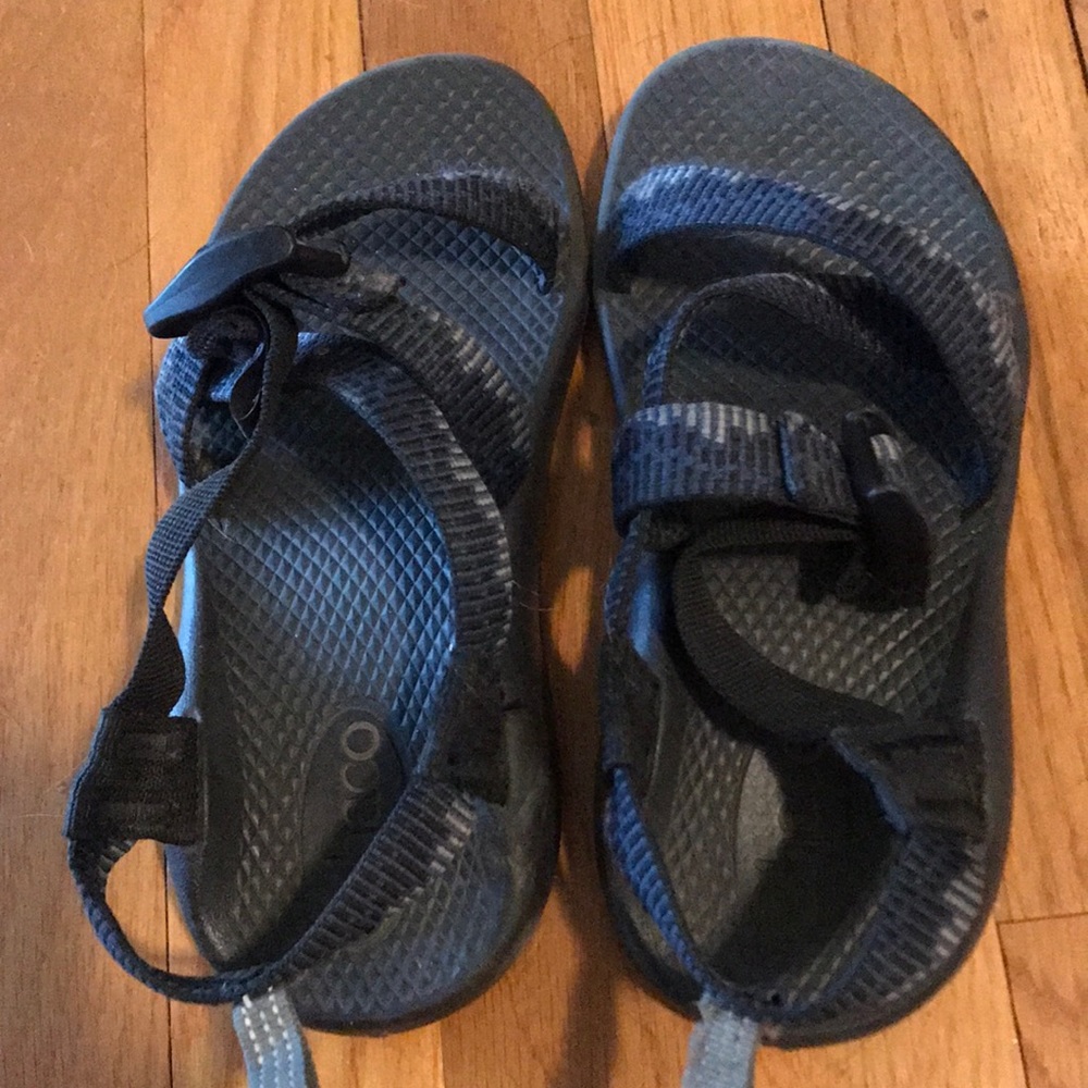 Kids size 2 Chaco is good condition.